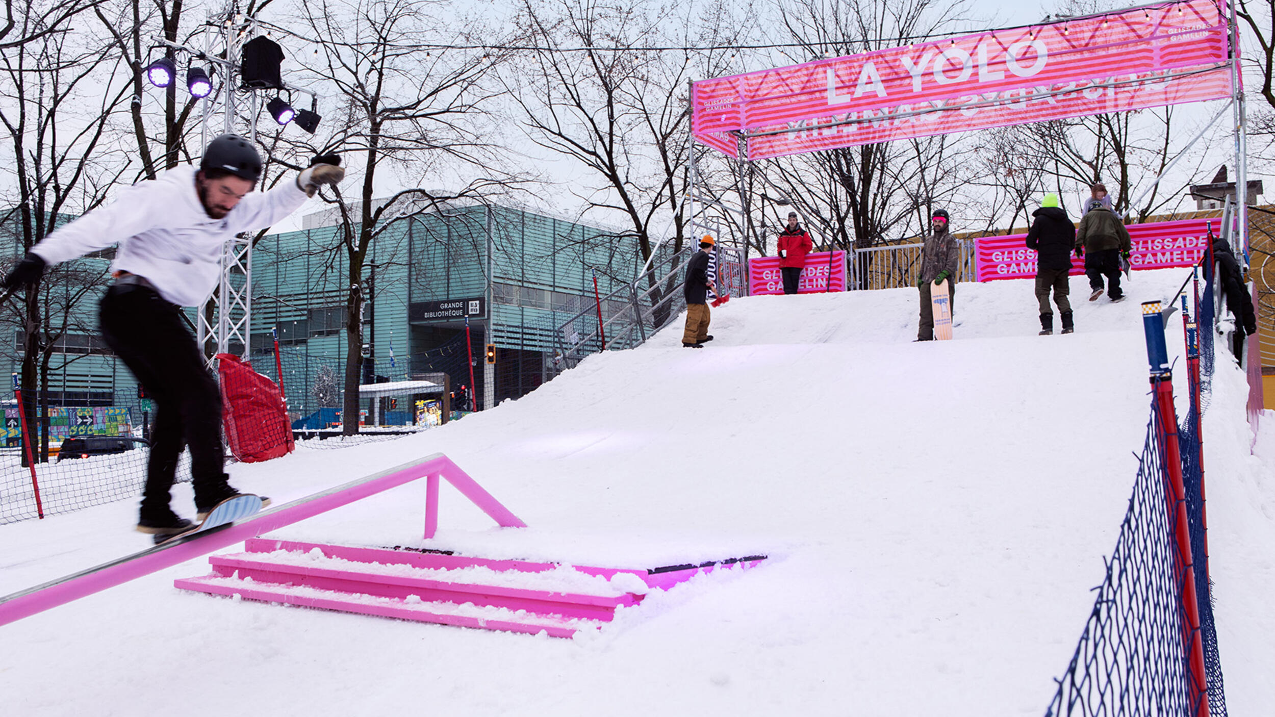 maubau2024_Aménagements_Quartier des Spectacles_Glissades Gamelin_11